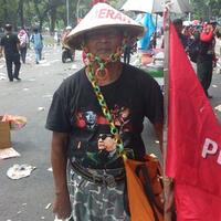 kakek-ini-muncul-lagi-di-tengah-aksi-unjuk-rasa-mahasiswa-di-istana