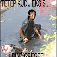 jatuh-ke-solokan-bukanya-sedih-malah-ngeksis-gan-pic