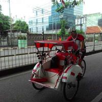 bule-misterius-penarik-becak--racing