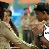 tolak-berjabat-tangan-dengan-pembina-pramuka-siswa-smp-ini-banjir-komentar