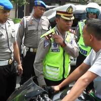 nggak-pakai-helm-tentara-ini-marah-marah-saat-mau-ditilang-polisi