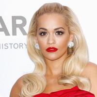 rita-ora-datang-ke-indonesia-sambil-pamer-belahan-dada