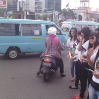 kecantikan-tukang-es-campur-ini-menyedot-perhatian-pembeli