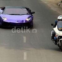 enaknya-jadi-orang-kayalamborghini-tanpa-nopol-depan-ini-dikawal-patwal