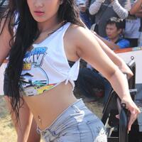 wow-ada-4-model-seksi-dan-cantik-cuci-mobil-di-lautan-jimny-2015