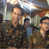 keluarga-jokowi-disuguhkan-lontong-opor-dan-teh-saat-lamaran