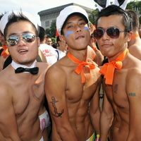 kecanduan-bercinta-3-orang-sekaligus-karena-diajari-istri