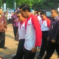 tak-ingin-terlihat-kurus-jokowi-diberi-kaus-lengan-panjang