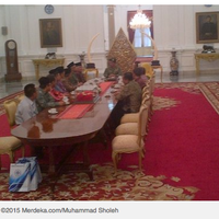 jokowi-terima-para-tamu-di-istana-dengan-memakai-seragam-tni