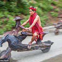 asli-kren---sepeda-kayu-dengan-ukiran-artistik-buatan-suku-igorot-filipina