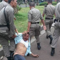 bawa-golok-dan-pecahan-piring-ratusan-pkl-monas-serang-satpol-pp