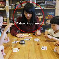 loker-freelance-menemani-anak-kecil-bermain-mainan-board-game