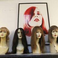 karyawati-salon-ini-memotong-rambut-pelanggan-tanpa-busana