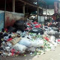 ahok-manasampah-menggunung-di-belakang-kantor-dinas-kebersihan