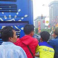 akhirnya-tumbangpenumpang-gotong-royong-dorong-bus-city-tour-jakarta-yang-mogok
