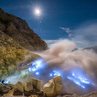 ada-sungai-biru-misterius-di-kawah-gunung-ijen