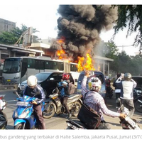 bus-trans-terbakar-hebat-didepan-halte-salemba-penumpang-berlarian