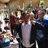 hot-photo-jokowi-dan-rini-kompak-beli-jaket-kulit-garut-rp-13-juta