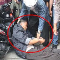 sok-jagoan-polisi-digebukin-warga-sampai-klenger