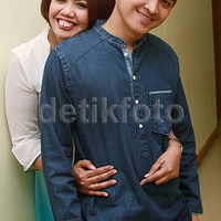 hai-jomblo-jangan-iri-lihat-kemesraan-ely-sugigi-dan-pacarnya-ini-ya