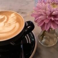 latte-art--seni-menyajikan-kopi-dengan-melukis-di-permukaan-latte