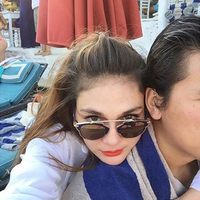 senangnya-luna-maya-nikmati-keindahan-yunani-bareng-pacar