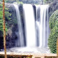 yang-suka-travelling-masuk-air-terjun-indonesia-yang-jarang-dikunjungi-orang