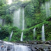 yang-suka-travelling-masuk-air-terjun-indonesia-yang-jarang-dikunjungi-orang