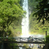 yang-suka-travelling-masuk-air-terjun-indonesia-yang-jarang-dikunjungi-orang