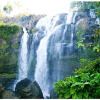 yang-suka-travelling-masuk-air-terjun-indonesia-yang-jarang-dikunjungi-orang