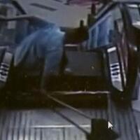 made-in-china-kaki-pekerja-kebersihan-putus-tertelan-eskalator