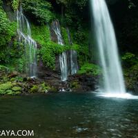 yang-suka-travelling-masuk-air-terjun-indonesia-yang-jarang-dikunjungi-orang