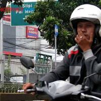 woy-buat-lo-yang-ngerokok-lagi-naik-motor-masuk-kemarih