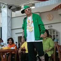 agus-marto-bergaya-hip-hop-dan-berkalung-dolar