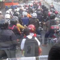 bikers-baik-duh-tiap-pagi-pemotor-antre-masuk-busway-dan-bikin-macet-di-mampang