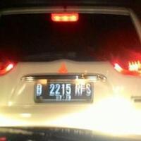 mobil-pejabat-ini-ugal-ugalan-di-jalan-sampai-acungkan-jari-tengah