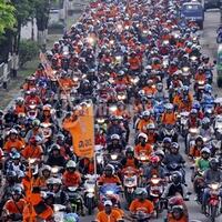 rayakan-ulang-tahun-arema-cronus-aremania-rusak-mobil-mewah-rp13m