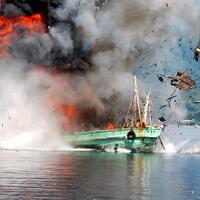 hut-ri-17-agustus-tni-al-bakar-bakaran-70-kapal-ilegal