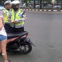 cewek-berbaju-seksi-ditilang-polisi-malah-senyum-senyum