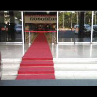 hahaha-diprotes-karpet-merah-di-gedung-nusantara-iii-akhirnya-dicopot