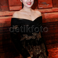 belahan-dada-sandra-dewi-cantik-mempesona-berbatik-kudus