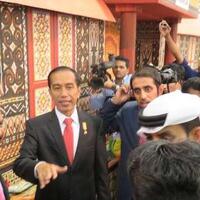 kumat-jokowi-blusukan-di-supermarket-abu-dhabi-diiringi-lagu-indonesia-raya