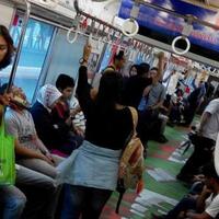 gejolak-batin-cowok-cewek-sebagai-penumpang-krl