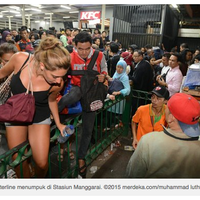 capek-antre-2-cewek-bule-seksi-bertank-top-loncat-pagar-di-stasiun-manggarai