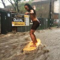 greget-pollorang-bandung-ini-surfing-di-tengah-arus-banjir