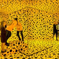 wow-ruangan-penuh-polkadot-kuning-yayoi-kusama