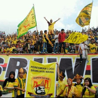 nasbung-cinta-damai-tiba-di-senayan-sriwijaya-dijamu-nasi-bungkus-oleh-jakmania
