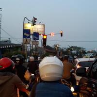 pernah-gak-waktu-lampu-merah-matiin-mesin-motor-biar-ga-berisik-dan-ga-boros