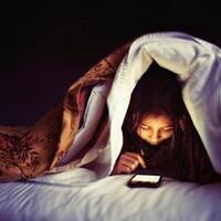 8-bahaya-main-smartphone-sampai-larut-malam