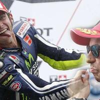 sentuh-garis-finis-di-valencia-rossi-bisa-jadi-juara-motogp-2015